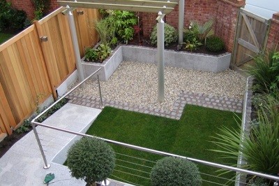 Jardin moderno de cesped artificial