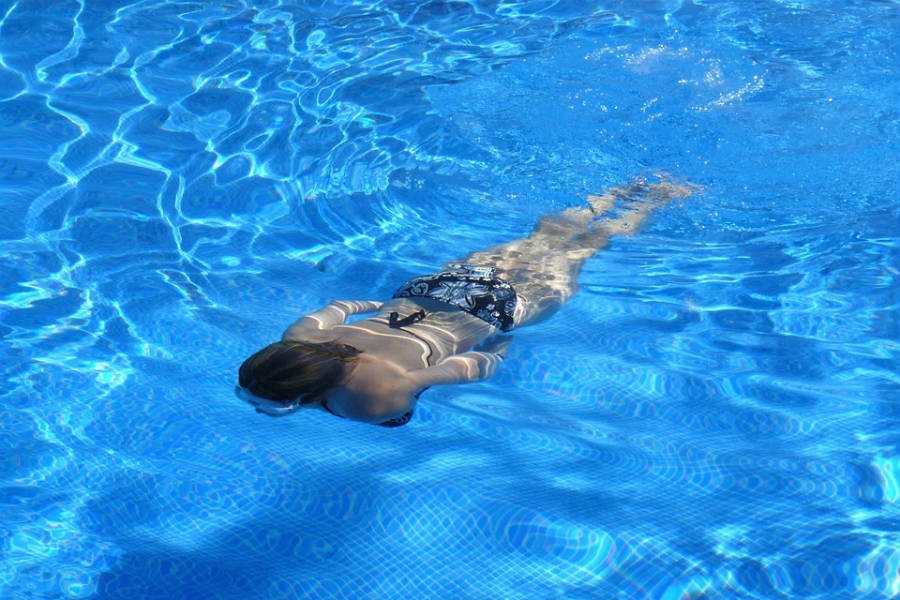 Chica nadando en piscina